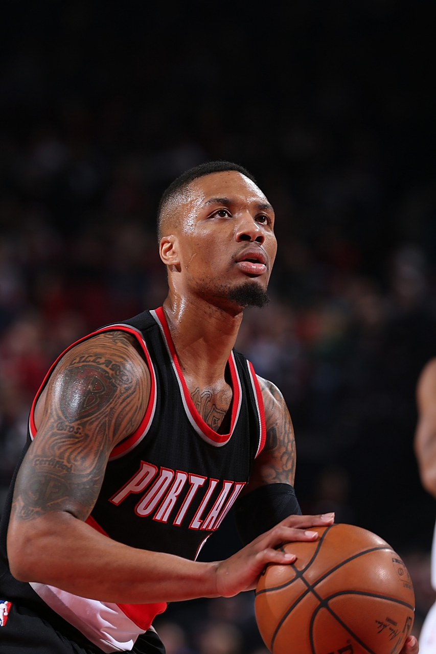 包含开拓者力克老鹰，利拉德独得32分的词条