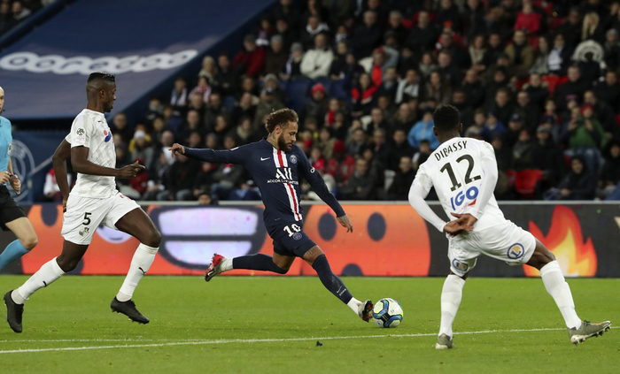 巴西男篮翻盘凯尔特人，西蒙斯完成帽子戏法